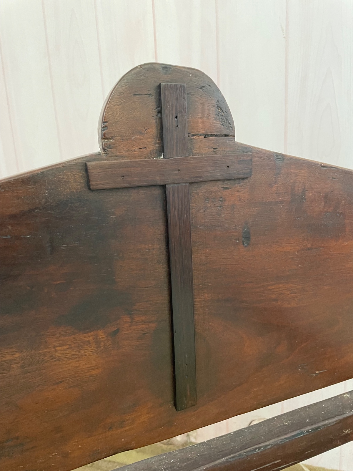 Antiga cama de convento de madeira nobre, cabeceira com “crucifixo”... - foto 5 de 6