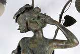 Lucien Alliot (1877-1967),  - Luminária de mesa para 2 luzes de bronze patinado representando Figura feminina e ramos de folhas. Assinado. Base de madeira. Mangas de vidro branco f