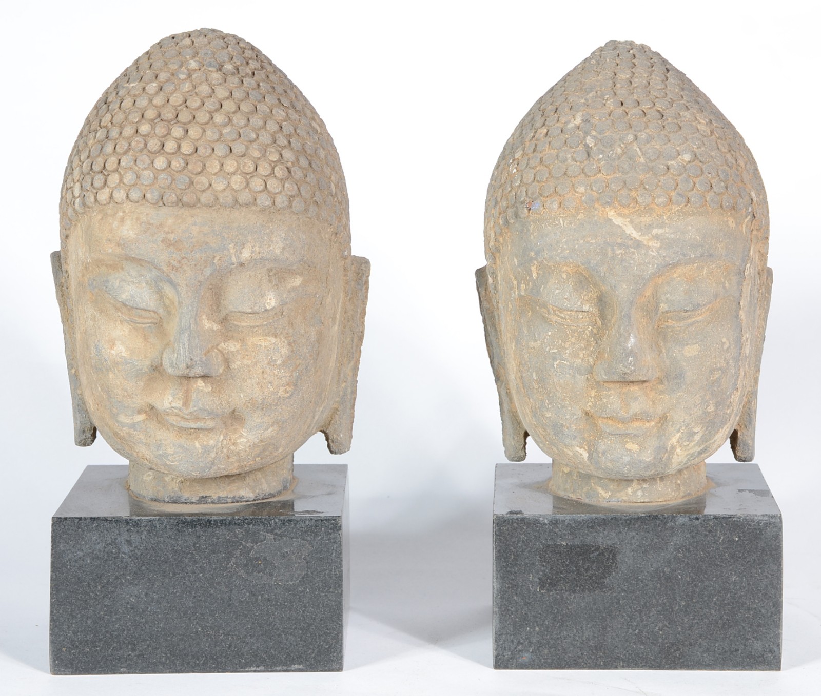 Par de esculturas de pedra representando figuras indianas. Base de... - foto 1 de 5