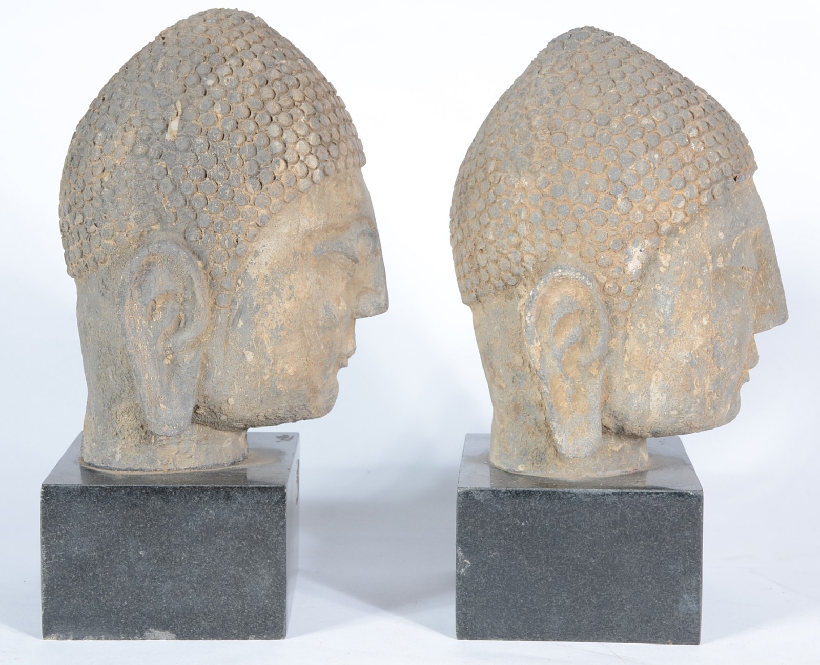 Par de esculturas de pedra representando figuras indianas. Base de... - foto 2 de 5