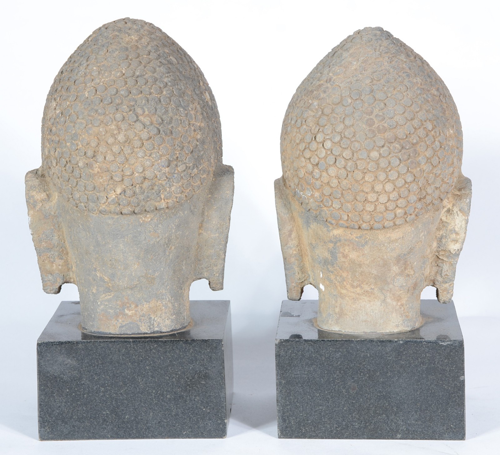 Par de esculturas de pedra representando figuras indianas. Base de... - foto 3 de 5