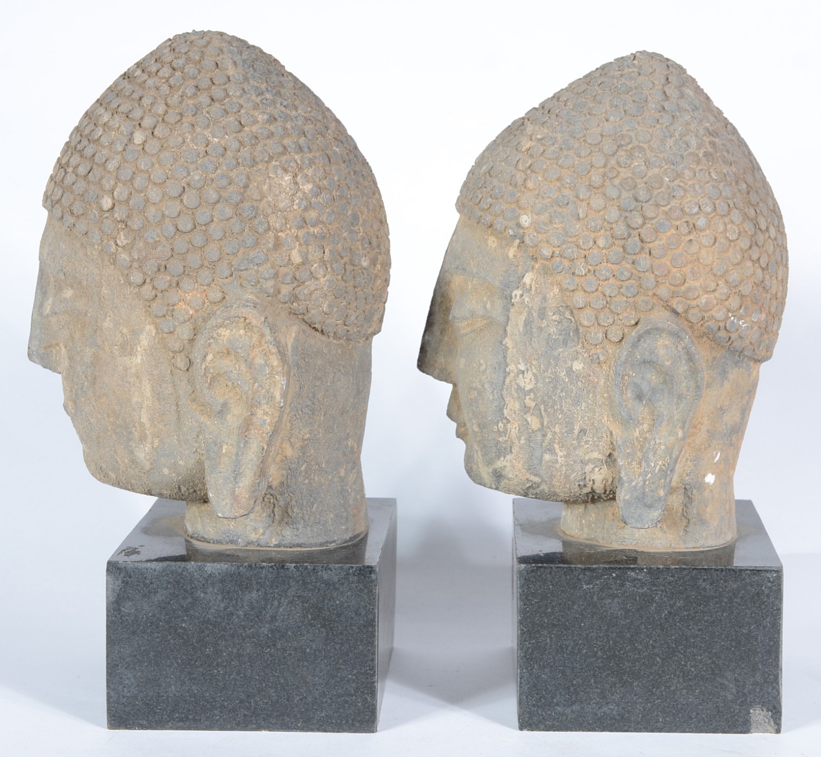 Par de esculturas de pedra representando figuras indianas. Base de... - foto 4 de 5
