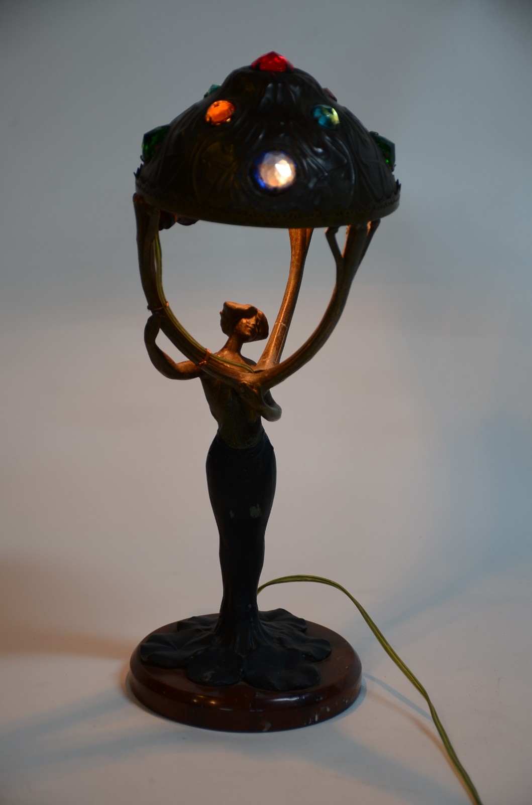 Luminária estilo Art Noveau de metal representando figura feminina... - foto 5 de 5