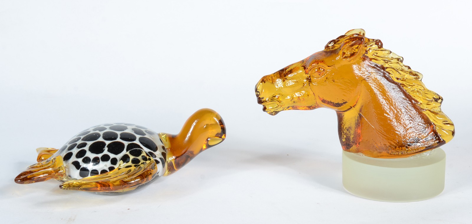 Duas esculturas de vidro decorativo sendo, cabeça de cavalo e... - foto 1 de 5