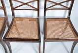 Conjunto com 8 cadeiras para sala de jantar de ... - Conjunto com 8 cadeiras para sala de jantar de madeira nobre com assentos de palhinha. e almofadas soltas. Algumas rachaduras na madeira. Desgas...