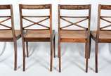 Conjunto com 8 cadeiras para sala de jantar de ... - Conjunto com 8 cadeiras para sala de jantar de madeira nobre com assentos de palhinha. e almofadas soltas. Algumas rachaduras na madeira. Desgas...