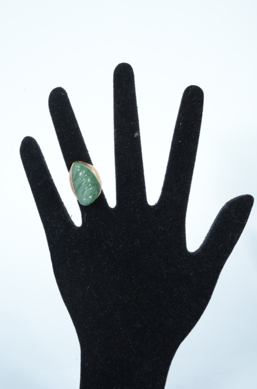 Anel de ouro 18 k., com pedra verde. Aro 12. (Por motivos de... - foto 4 de 4