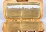 Elegante bolsa "menudiere" do tipo trousse de o... - Elegante bolsa "menudiere" do tipo trousse de ouro 18 k., contrastada. (Por motivos de segurança a peça não se encontra na loja).