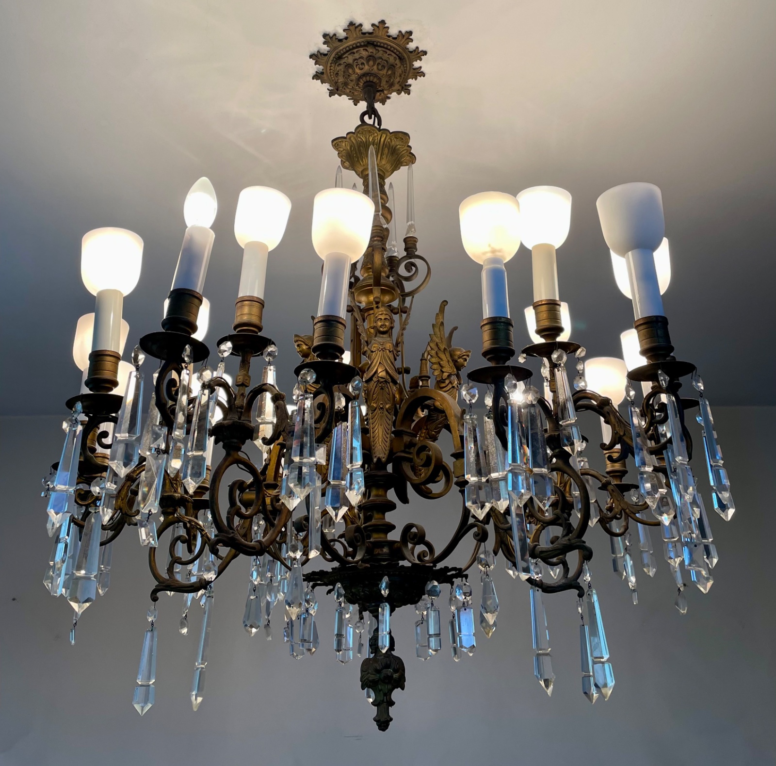 Lustre de bronze para 20 luzes, decorado com figuras aladas... - foto 1 de 4