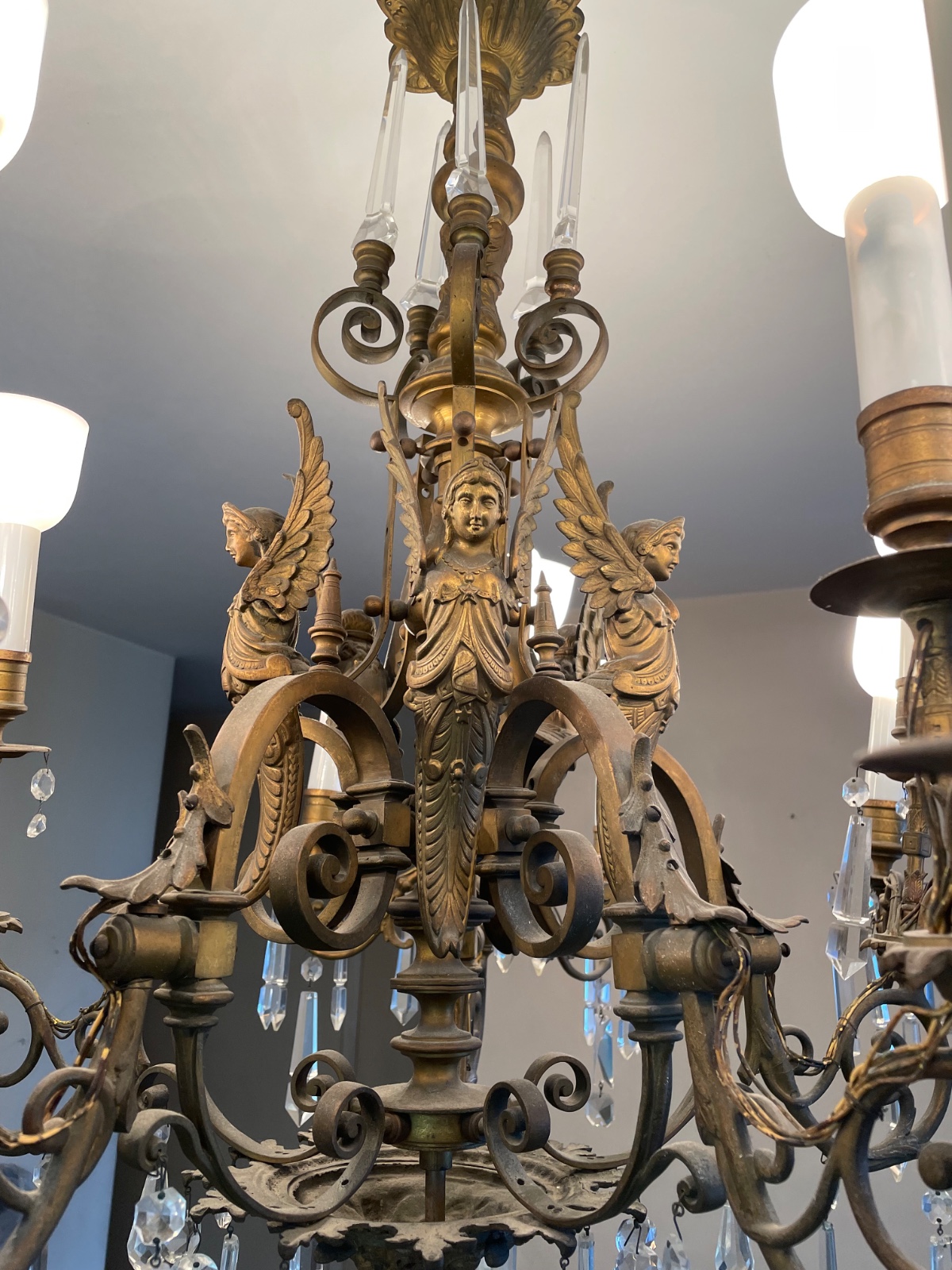 Lustre de bronze para 20 luzes, decorado com figuras aladas... - foto 3 de 4