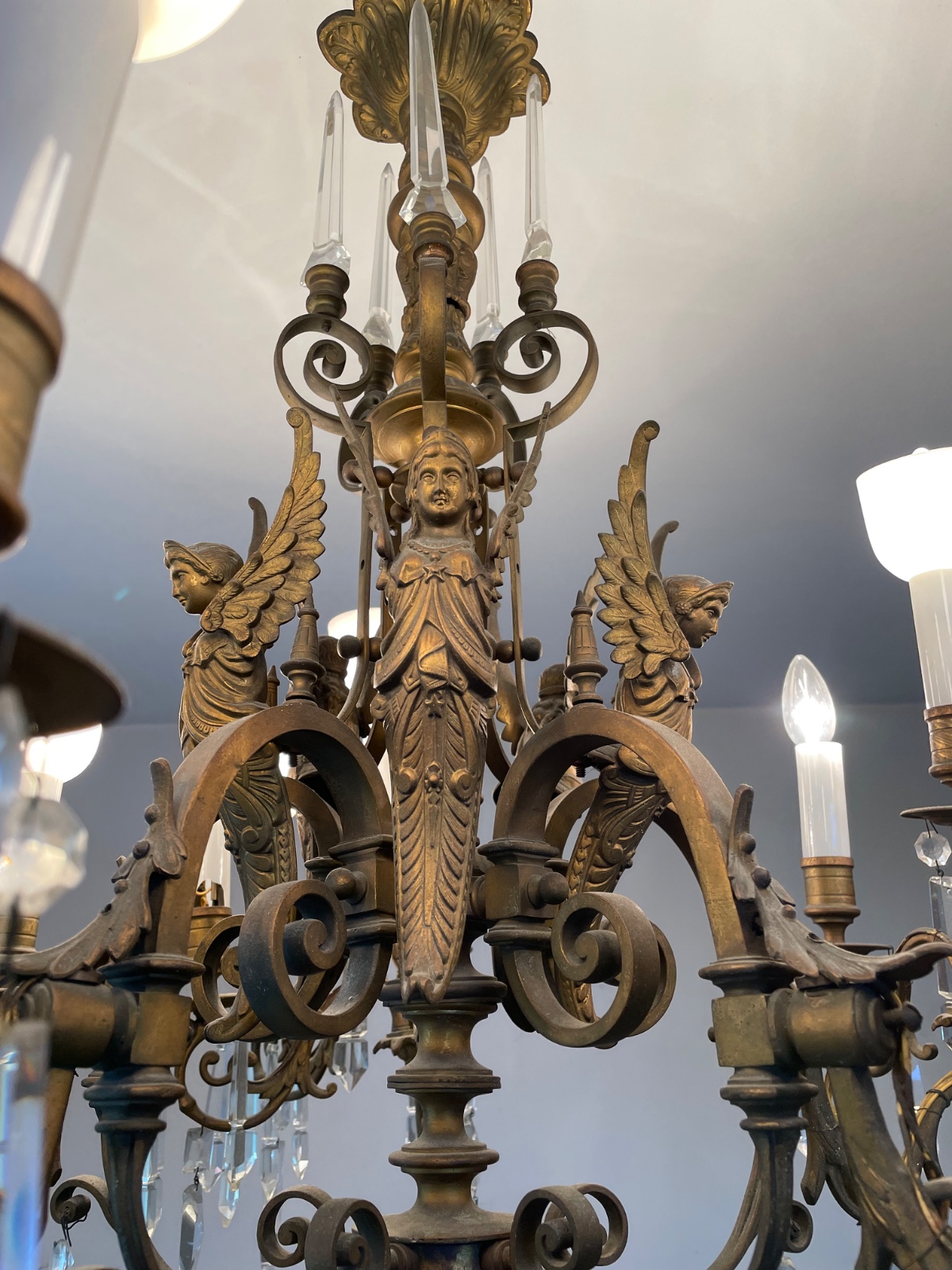 Lustre de bronze para 20 luzes, decorado com figuras aladas... - foto 4 de 4