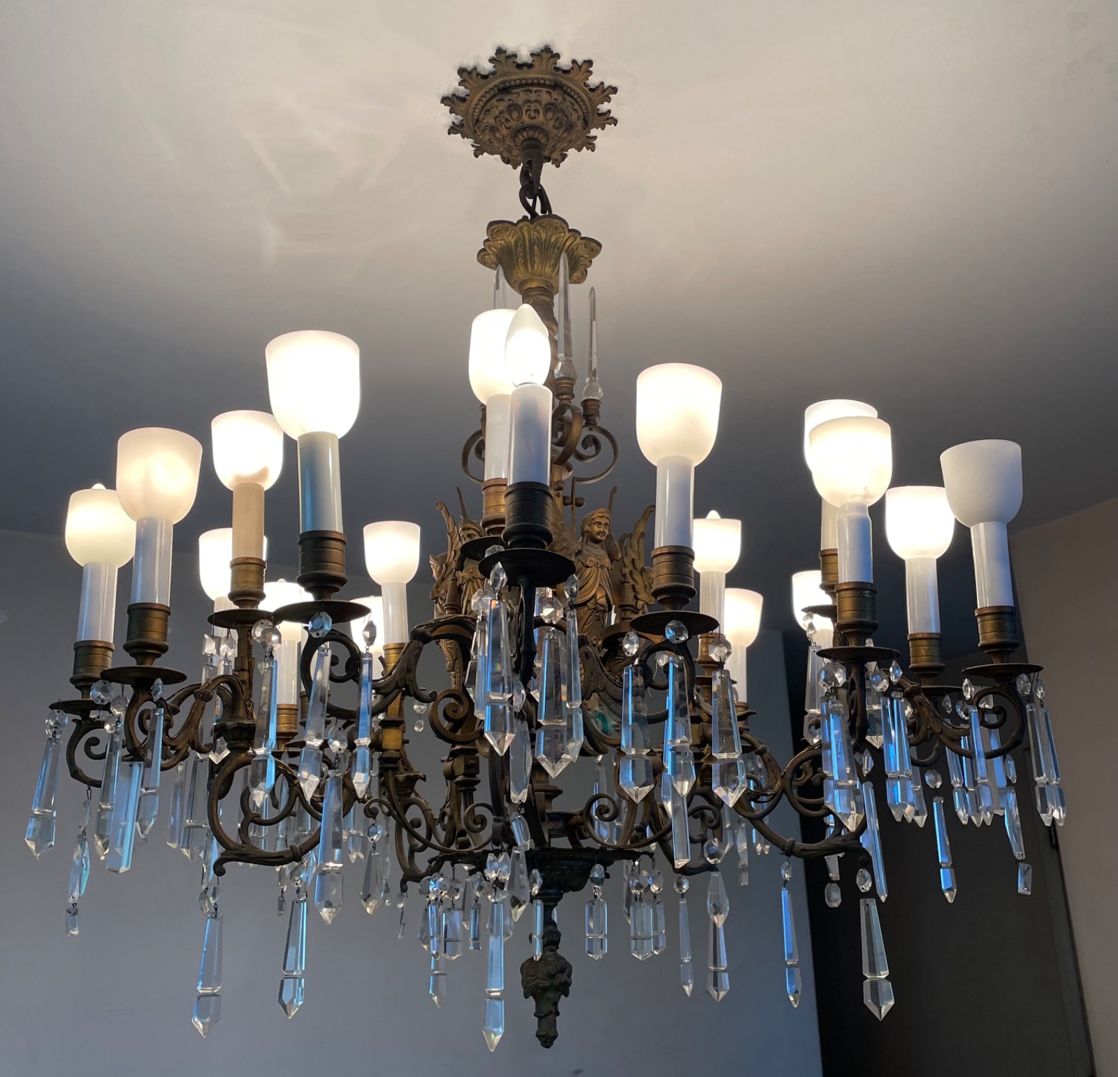Lustre de bronze para 20 luzes, decorado com figuras aladas... - foto 2 de 4