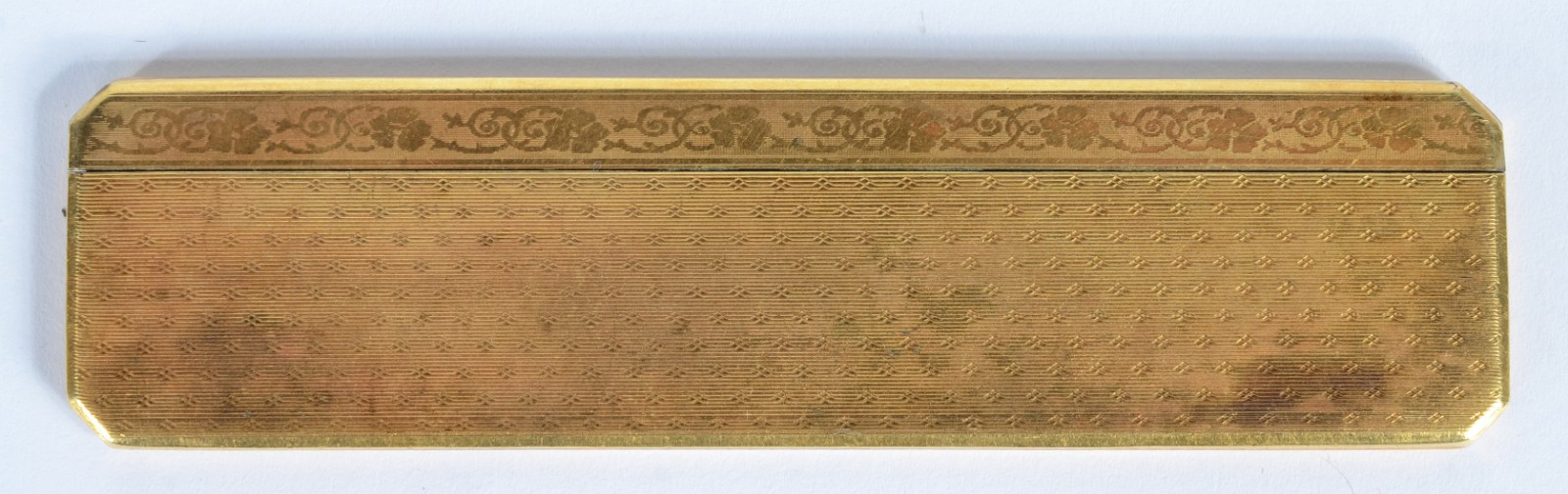 Pente com suporte e estojo com "capa" de ouro 18 k. Faltando alguns... - foto 1 de 3