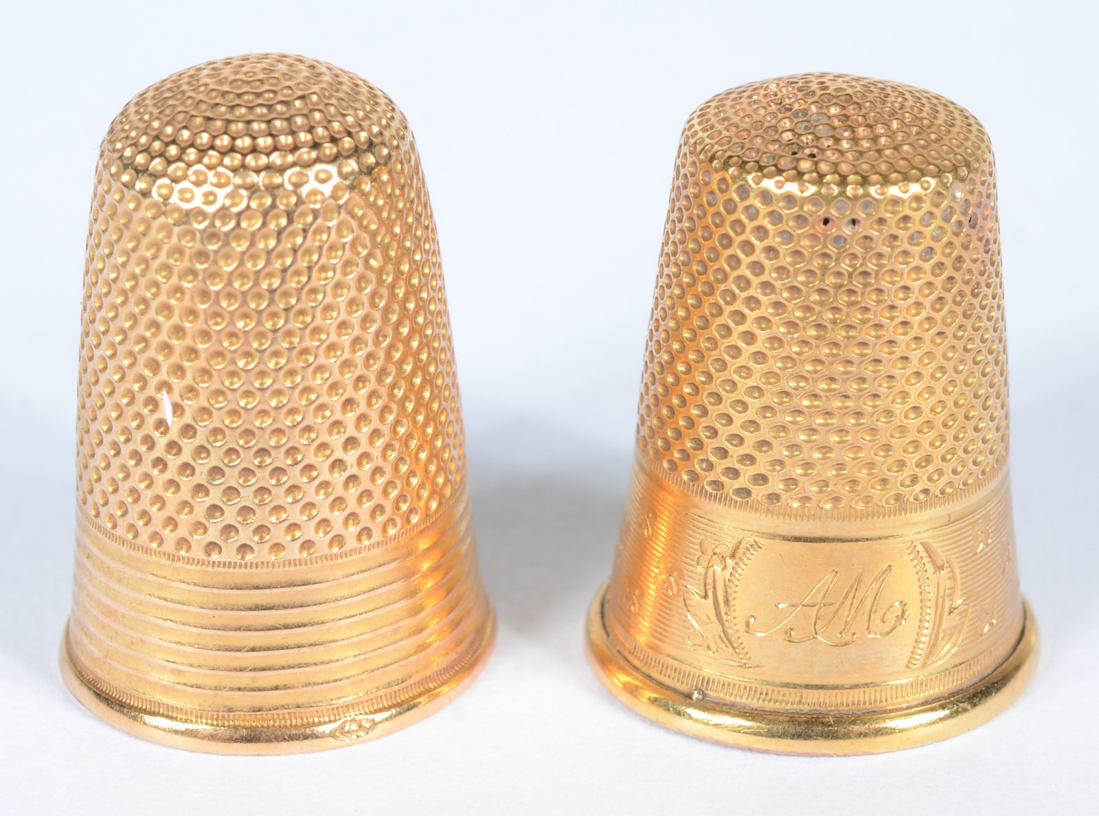 Dois dedais para costura de ouro 18 k. (Por motivos de segurança a... - foto 1 de 5