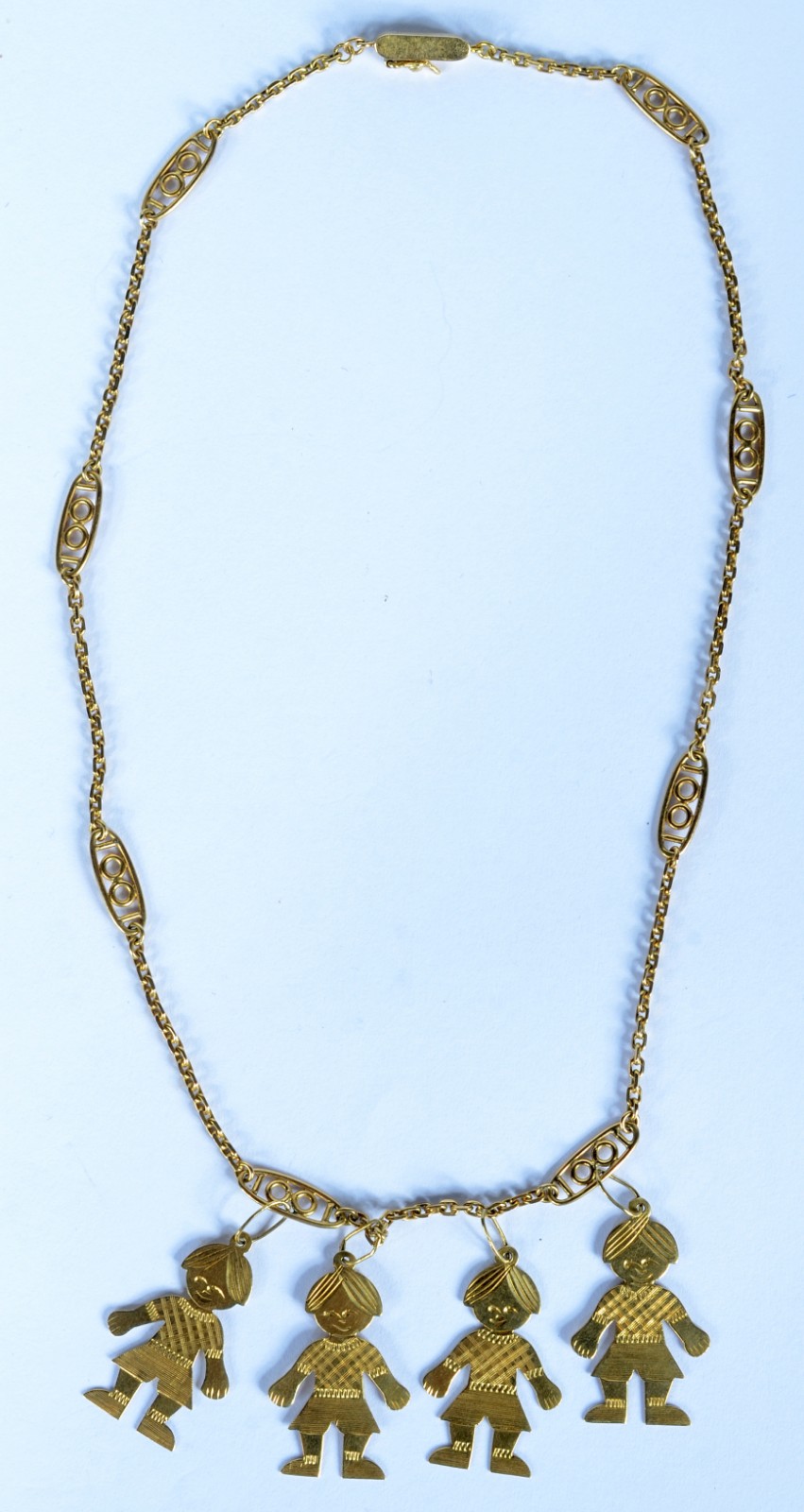 Colar com quatro pendentes representando crianças de ouro 18 k. (Por... - foto 1 de 5