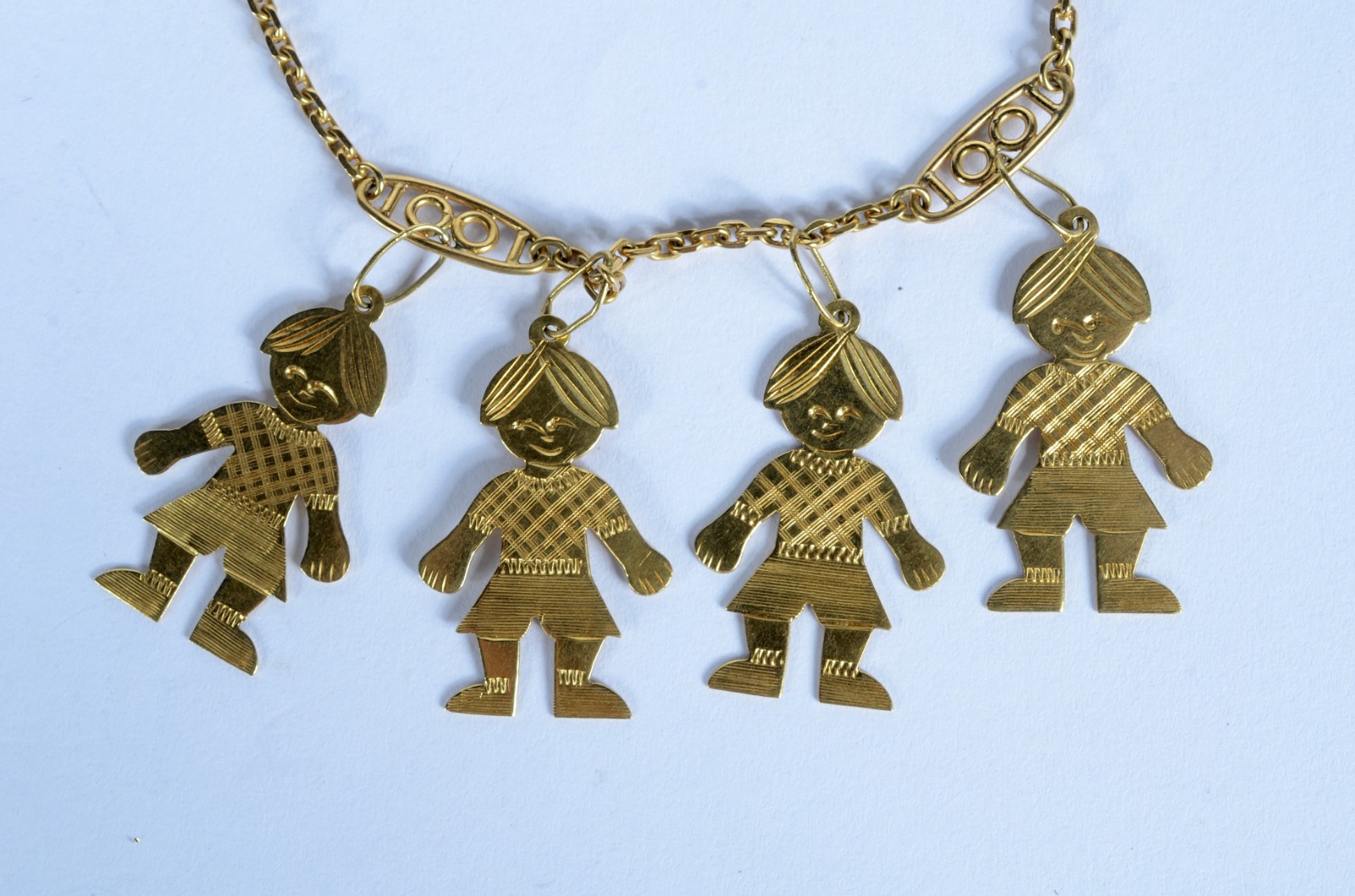 Colar com quatro pendentes representando crianças de ouro 18 k. (Por... - foto 2 de 5