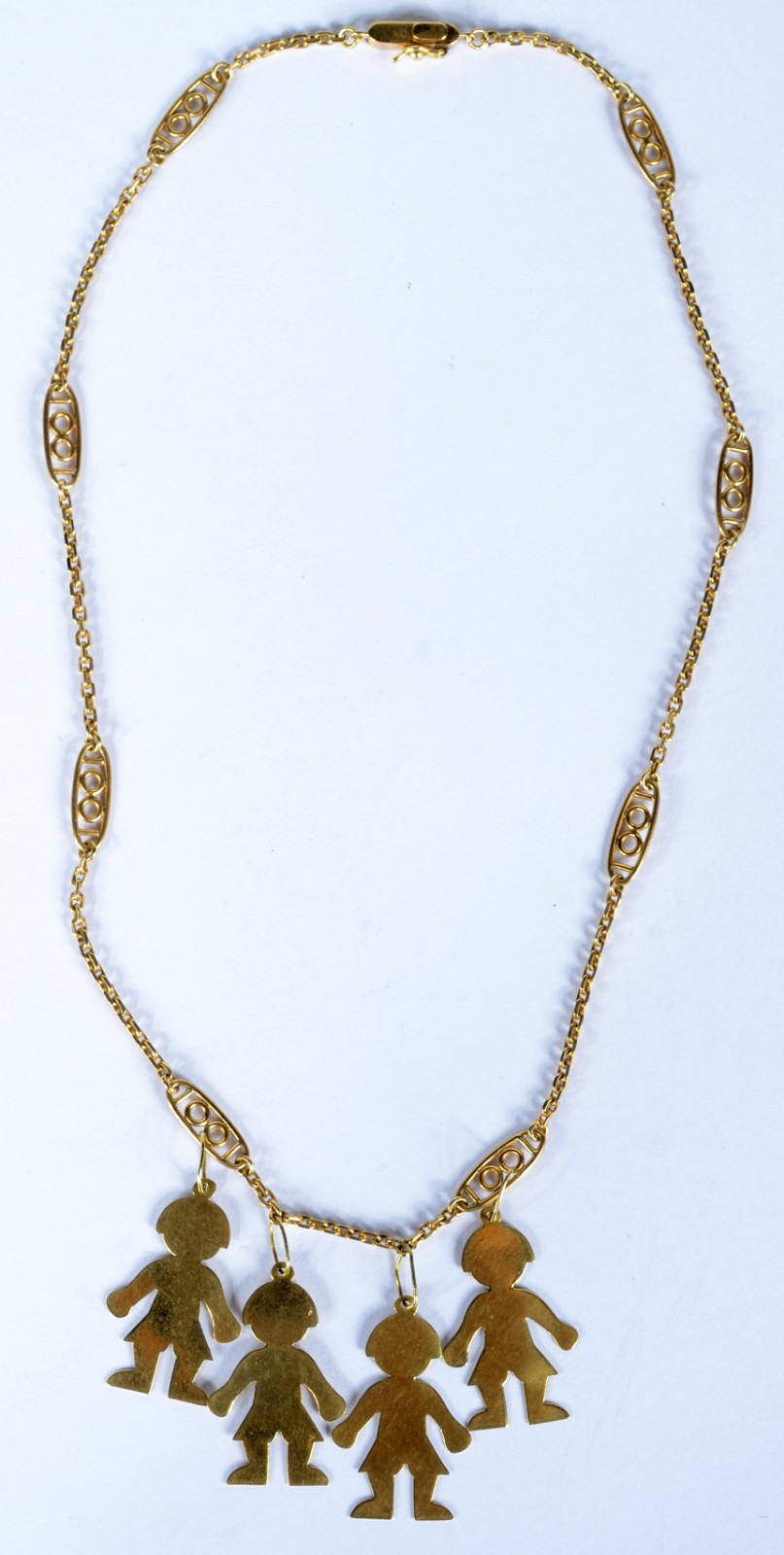 Colar com quatro pendentes representando crianças de ouro 18 k. (Por... - foto 3 de 5