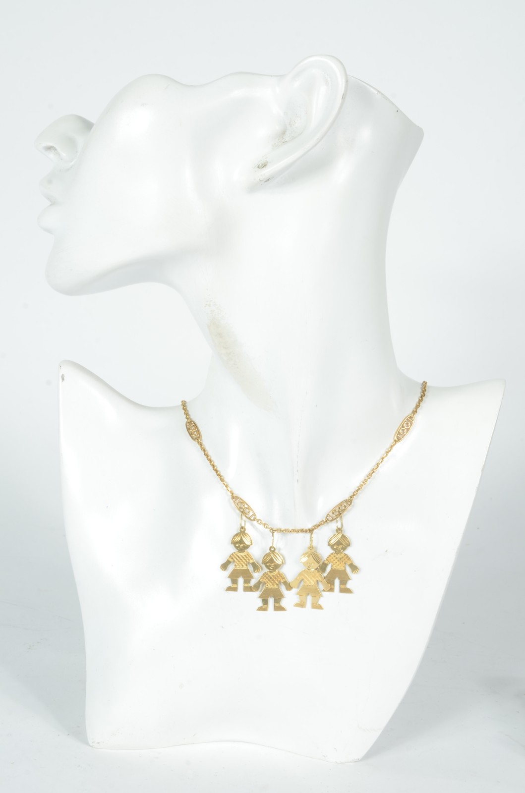 Colar com quatro pendentes representando crianças de ouro 18 k. (Por... - foto 5 de 5