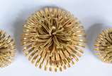 Conjunto de broche e par de brincos de ouro 18 ... - Conjunto de broche e par de brincos de ouro 18 k., na forma de "flor".  (Por motivos de segurança a peça não se encontra na loja).
