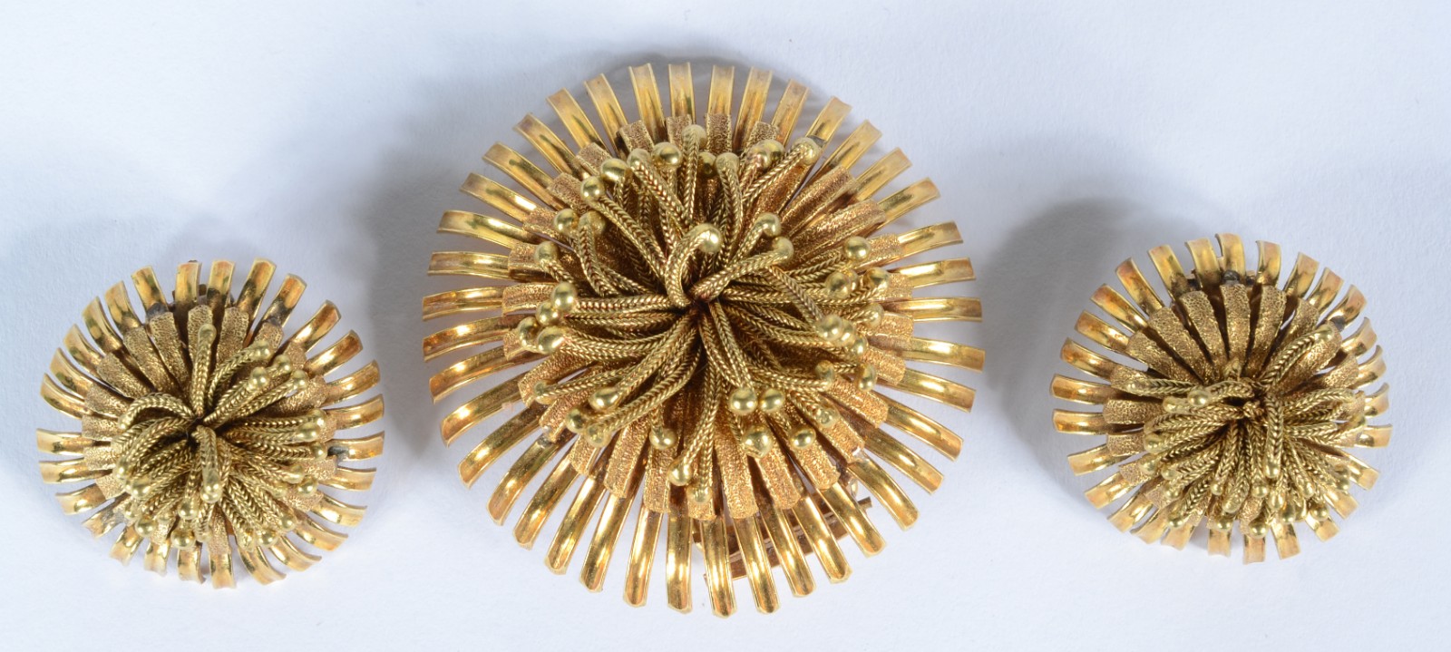 Conjunto de broche e par de brincos de ouro 18 k., na forma de... - foto 1 de 5
