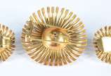 Conjunto de broche e par de brincos de ouro 18 ... - Conjunto de broche e par de brincos de ouro 18 k., na forma de "flor".  (Por motivos de segurança a peça não se encontra na loja).
