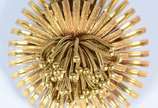 Conjunto de broche e par de brincos de ouro 18 ... - Conjunto de broche e par de brincos de ouro 18 k., na forma de "flor".  (Por motivos de segurança a peça não se encontra na loja).
