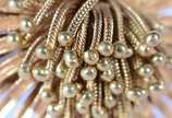 Conjunto de broche e par de brincos de ouro 18 ... - Conjunto de broche e par de brincos de ouro 18 k., na forma de "flor".  (Por motivos de segurança a peça não se encontra na loja).