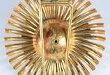 Conjunto de broche e par de brincos de ouro 18 ... - Conjunto de broche e par de brincos de ouro 18 k., na forma de "flor".  (Por motivos de segurança a peça não se encontra na loja).