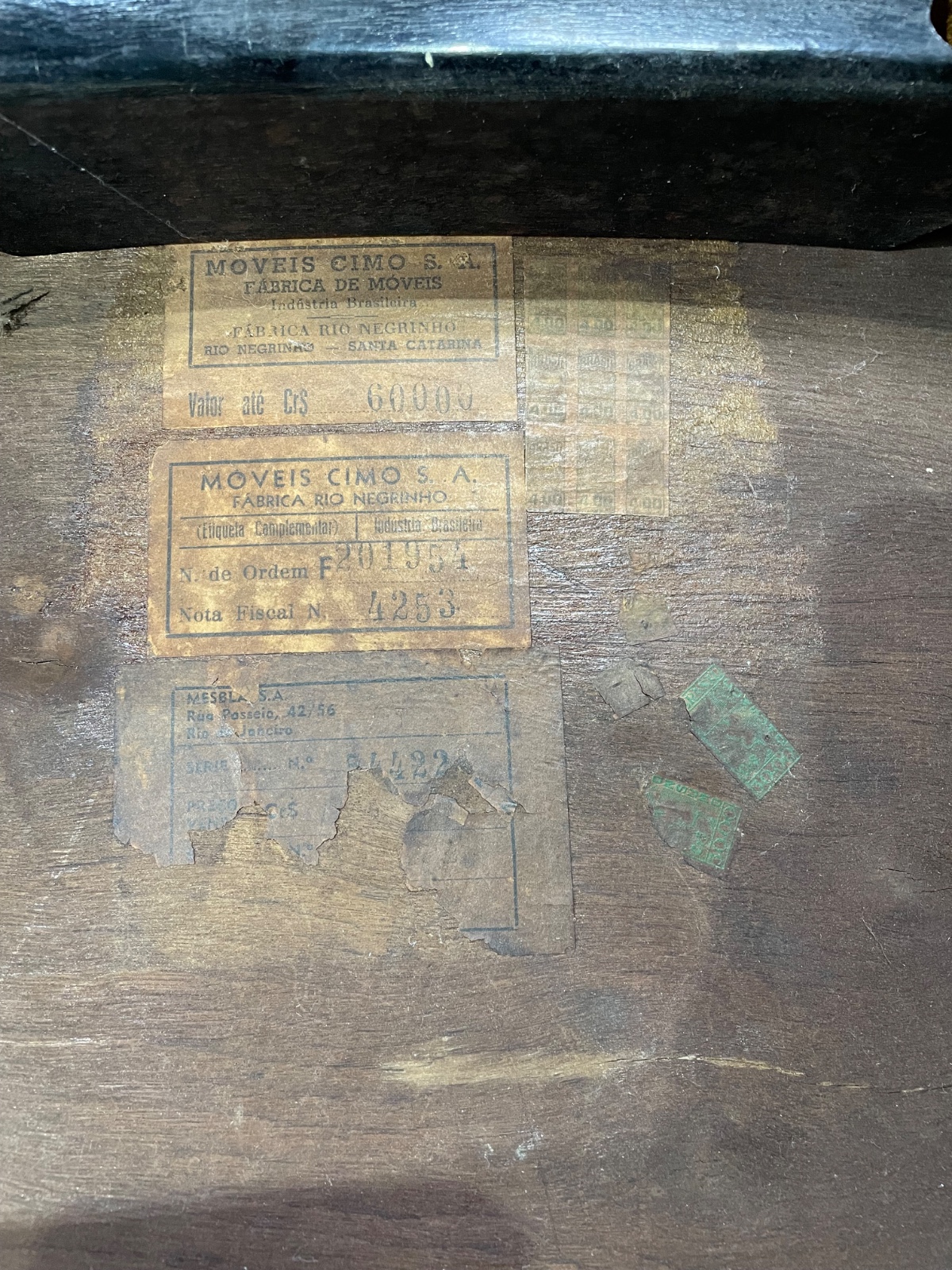 Banqueta de madeira nobre ebanizada, estofada com tecido listrado... - foto 5 de 5