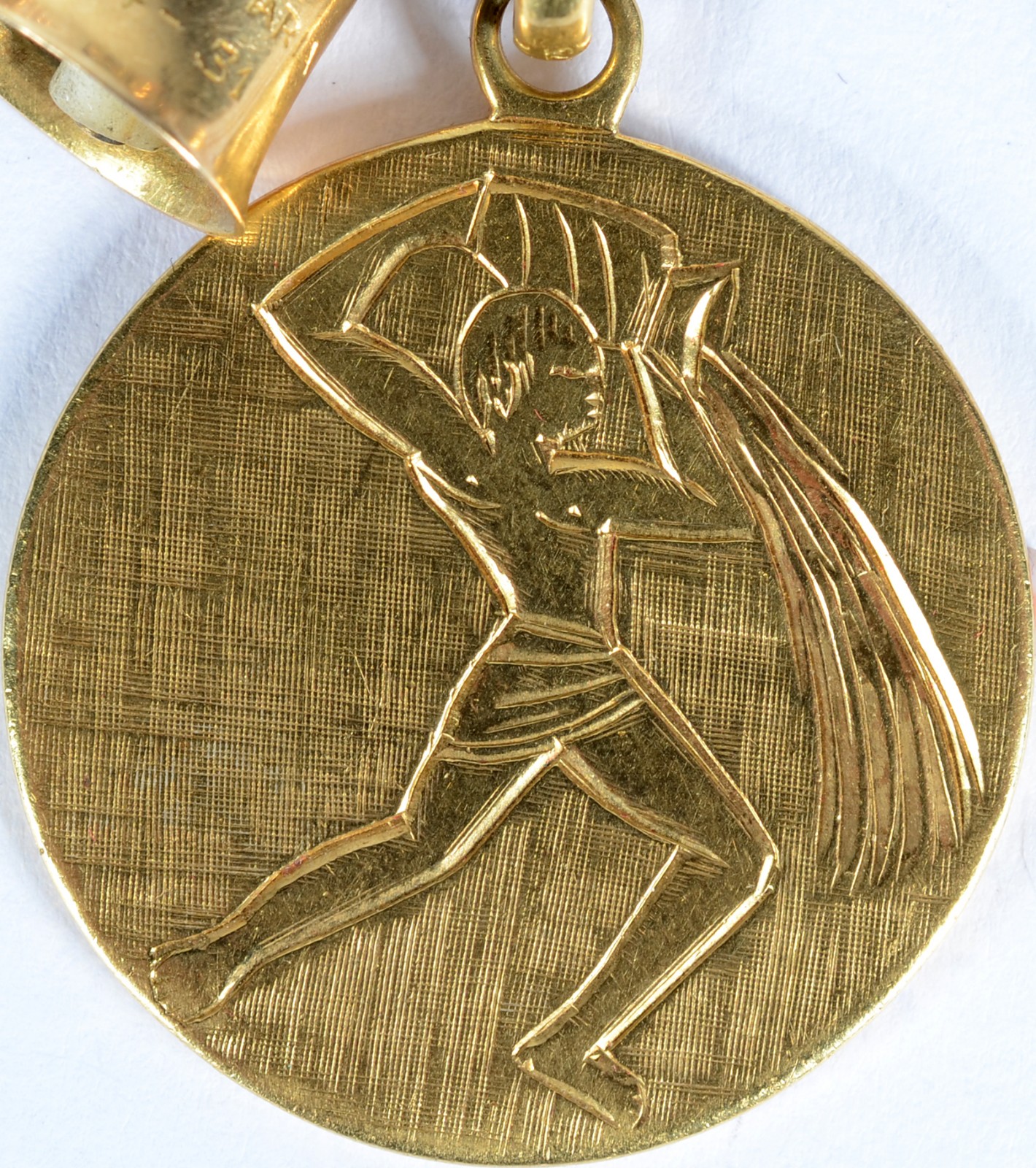 Pulseira de elos batidos de ouro 18 k. , com dois pendentes - medalha... - foto 2 de 7