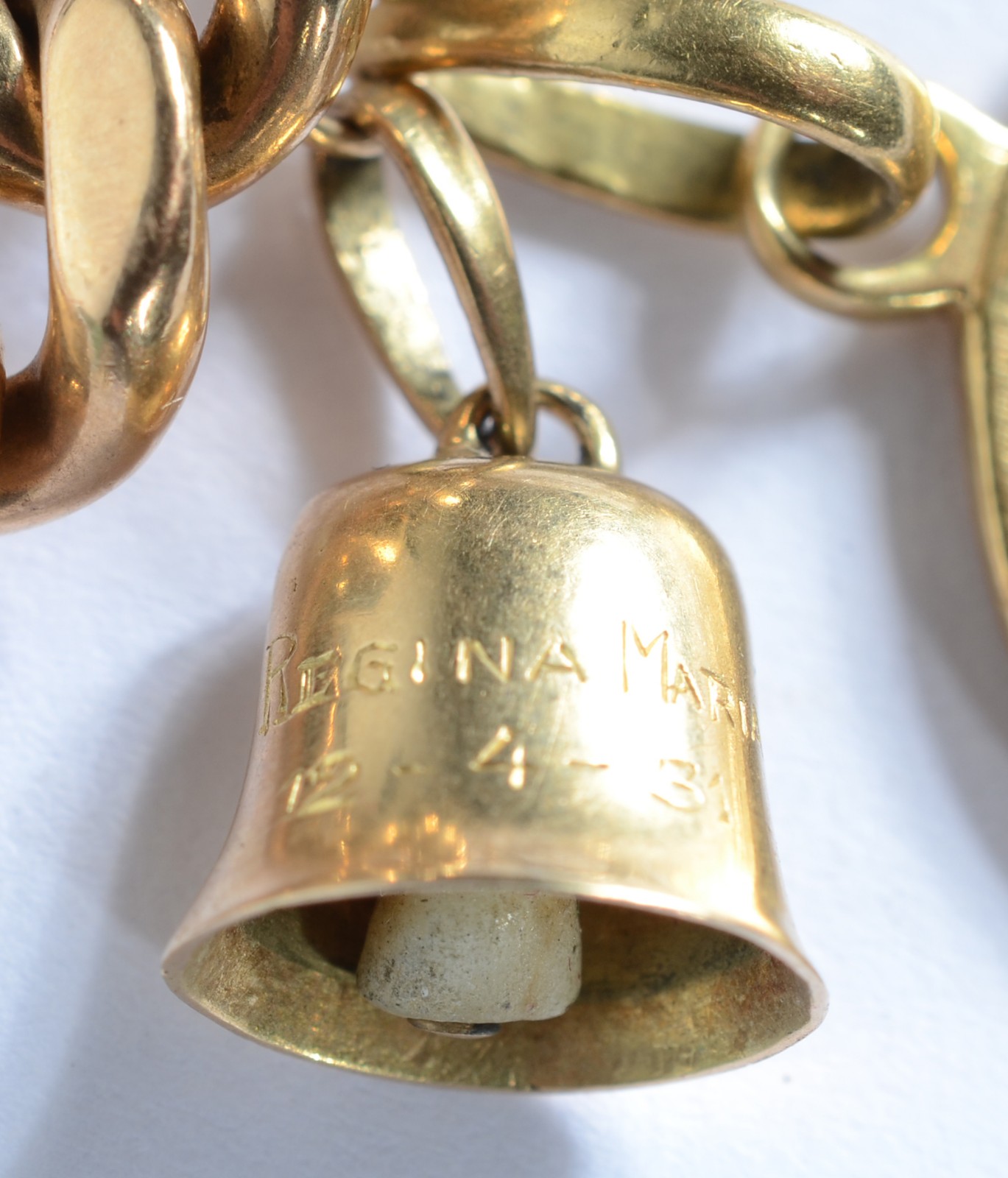 Pulseira de elos batidos de ouro 18 k. , com dois pendentes - medalha... - foto 3 de 7