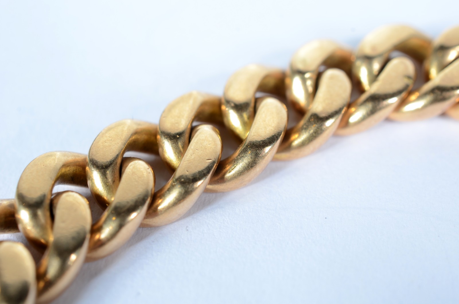 Pulseira de elos batidos de ouro 18 k. , com dois pendentes - medalha... - foto 4 de 7