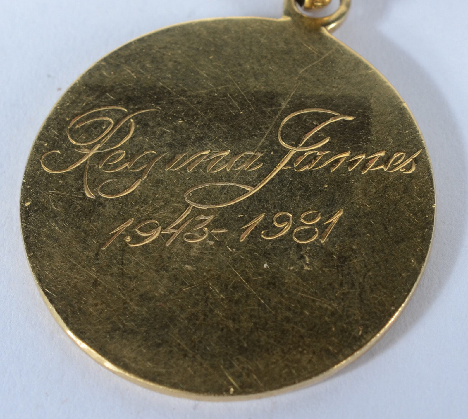 Pulseira de elos batidos de ouro 18 k. , com dois pendentes - medalha... - foto 6 de 7