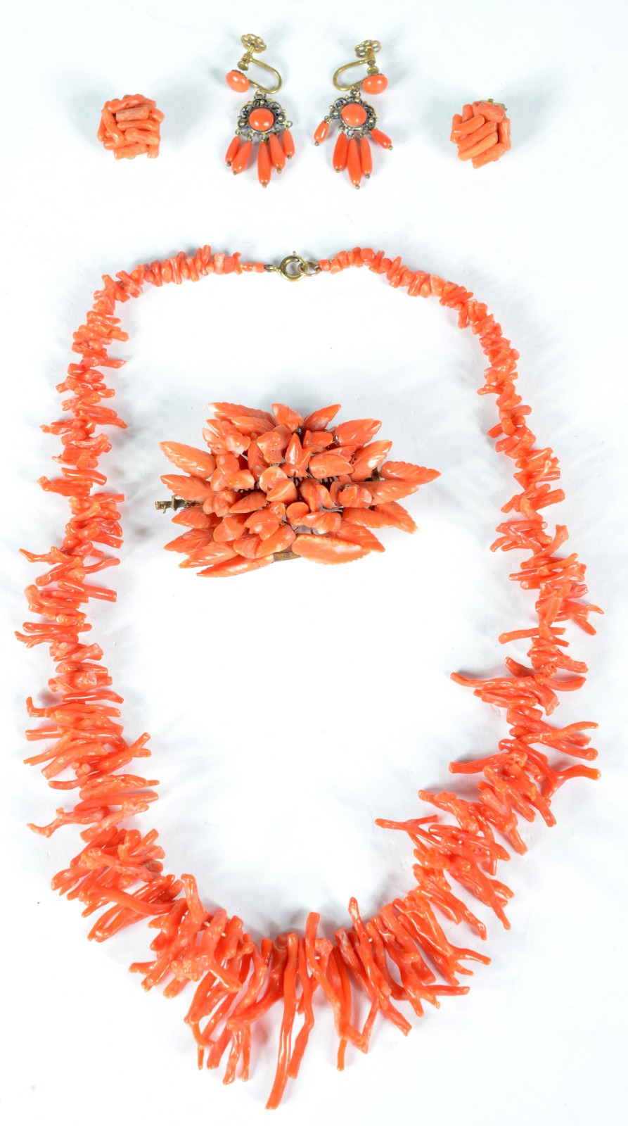 Conjunto de coral com colar, dois pares de brincos e broche. - foto 1 de 8