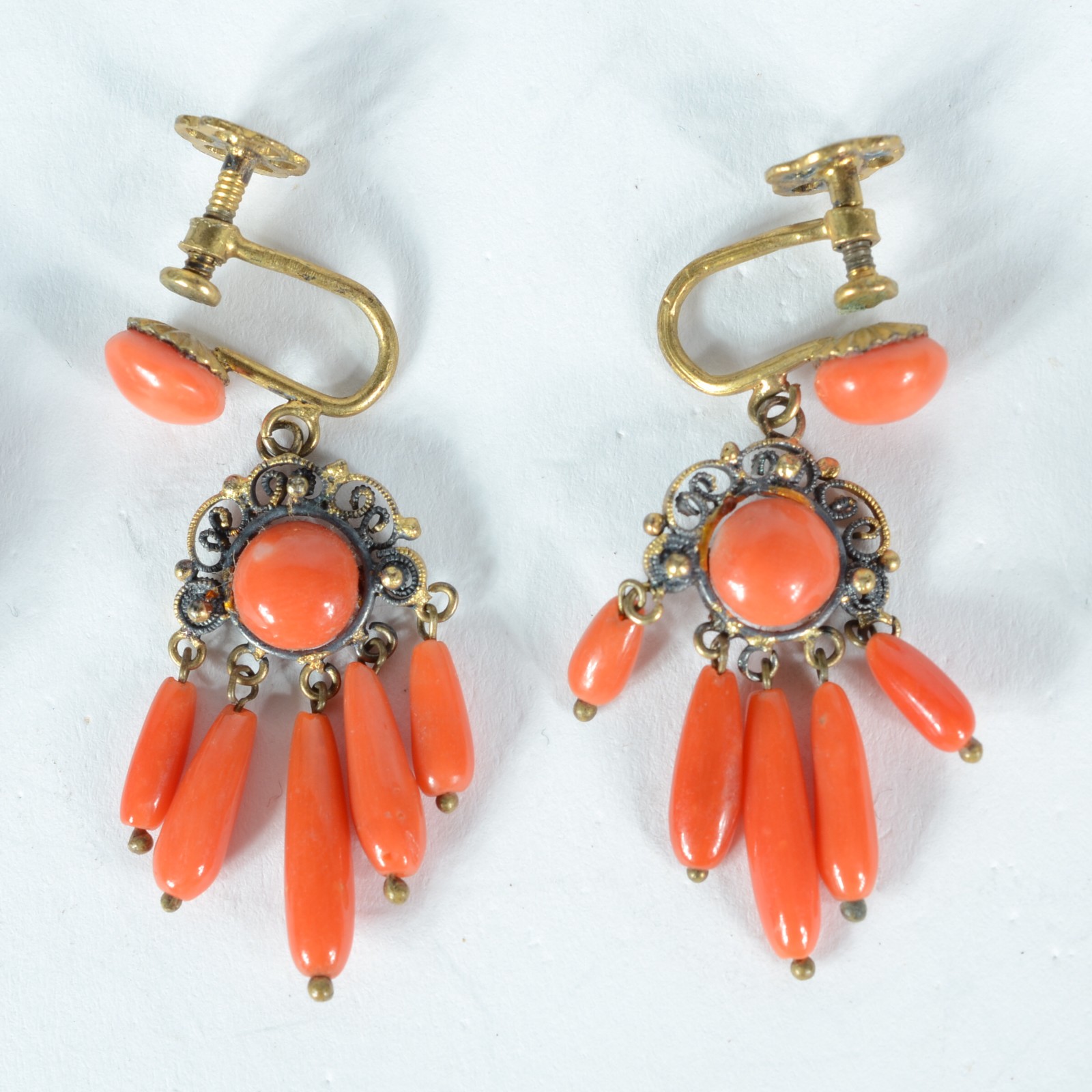 Conjunto de coral com colar, dois pares de brincos e broche. - foto 2 de 8