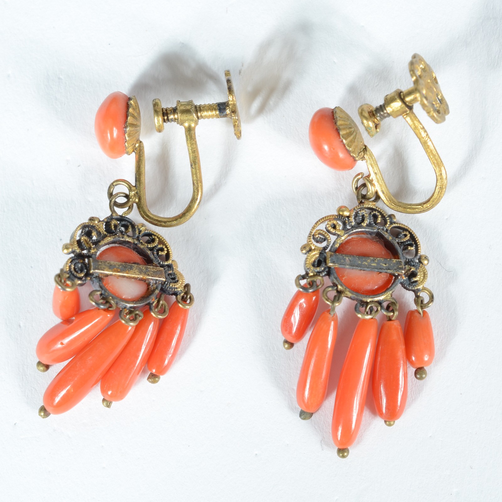 Conjunto de coral com colar, dois pares de brincos e broche. - foto 3 de 8