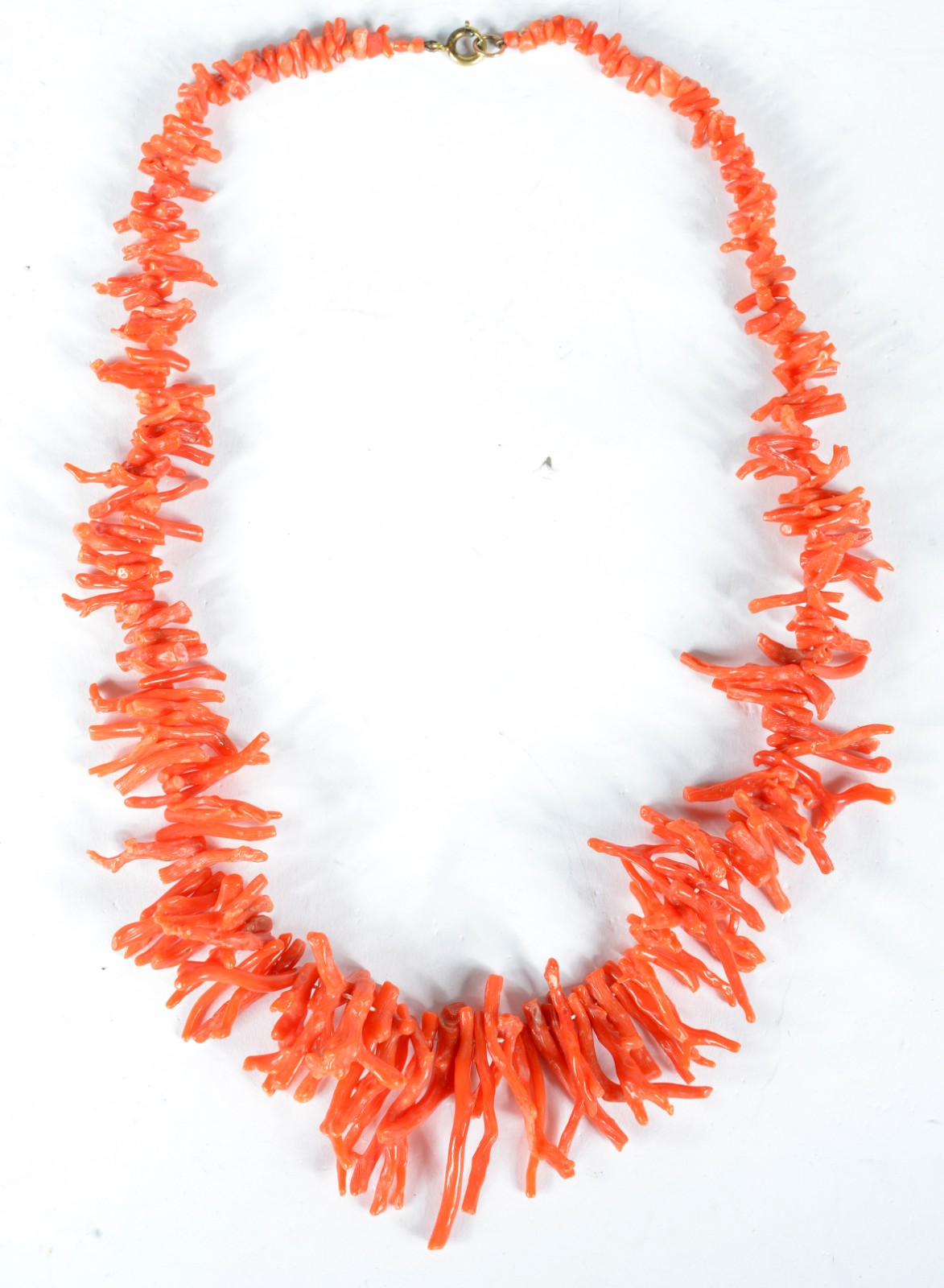 Conjunto de coral com colar, dois pares de brincos e broche. - foto 5 de 8