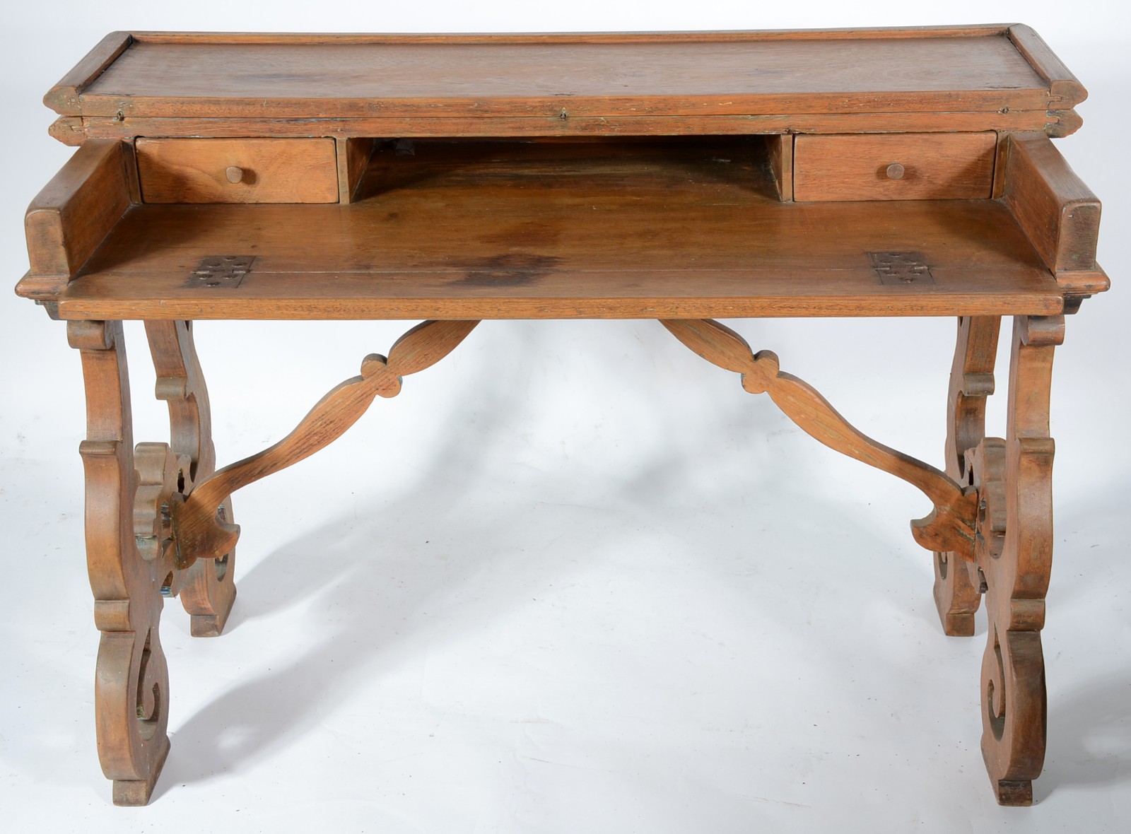 Mesa para escrita de madeira nobre, frente e meio tampo articulados... - foto 2 de 5