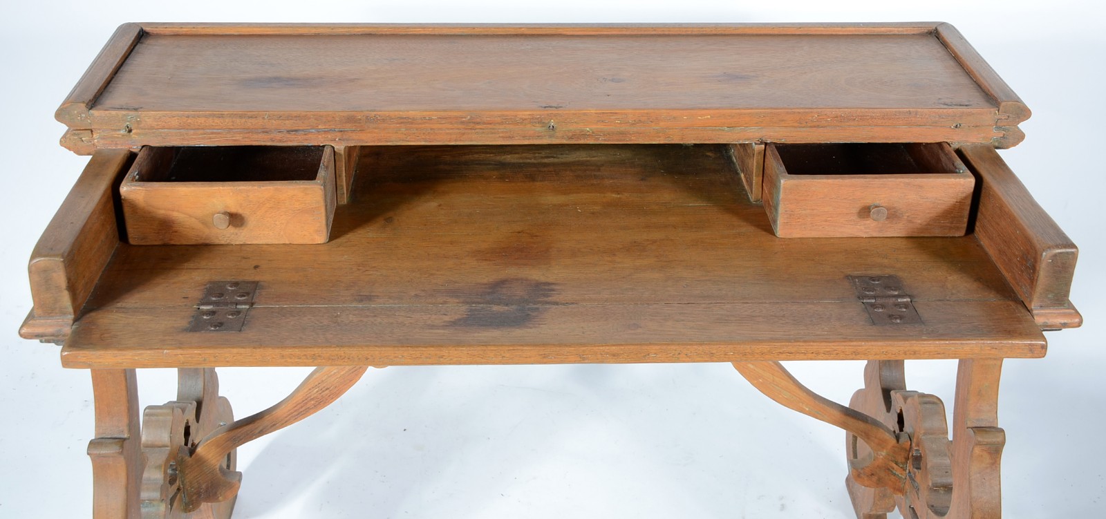 Mesa para escrita de madeira nobre, frente e meio tampo articulados... - foto 3 de 5