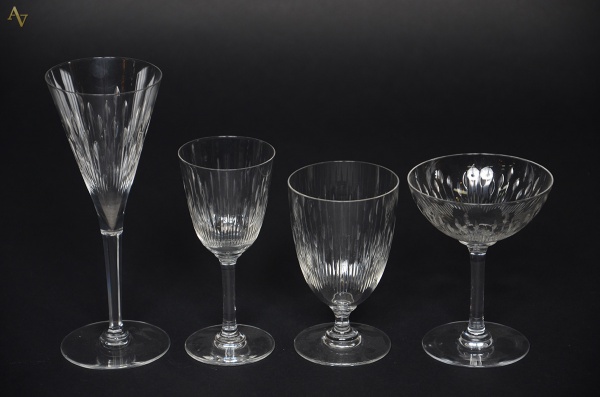 Serviço de cristal lapidado, sendo: 12 cálices para vinho tinto, 10...