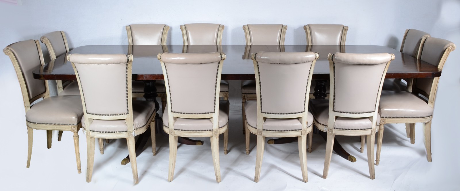 Mesa de jantar de madeira nobre, tampo retangular com uma tábua... - foto 1 de 11