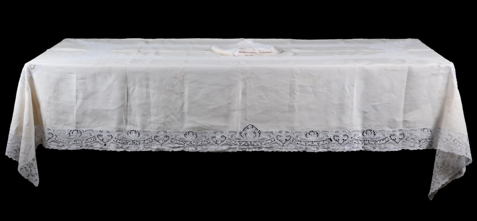 Toalha de mesa de linho com bordados. Acompanham 12 guardanapos. - foto 1 de 3