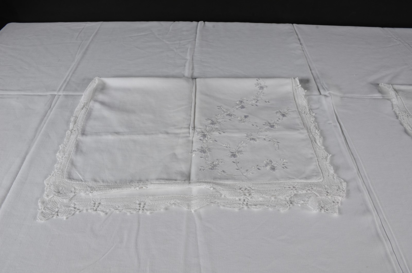 Lençol de linho branco em rendas e bordados. Acompanham 2 fronhas. - foto 3 de 4