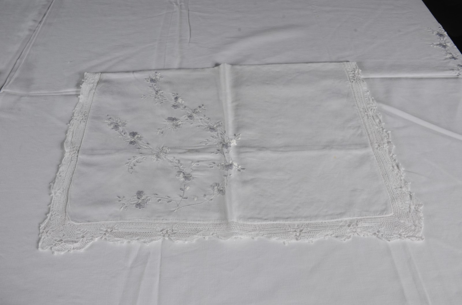 Lençol de linho branco em rendas e bordados. Acompanham 2 fronhas. - foto 4 de 4