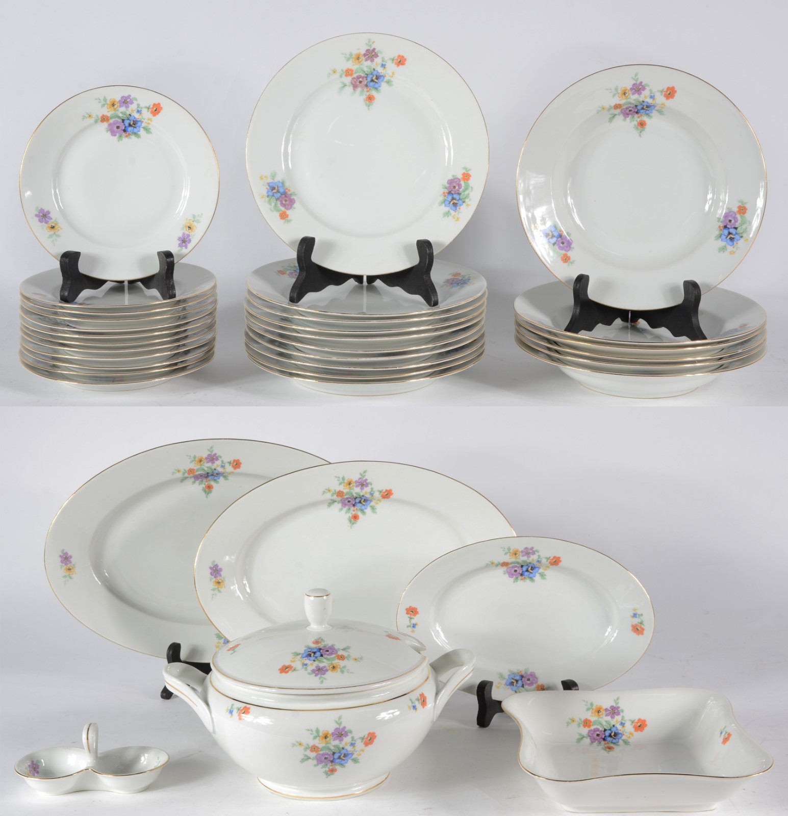 Aparelho de jantar de porcelana tcheca na cor branca com flores em... - foto 1 de 8