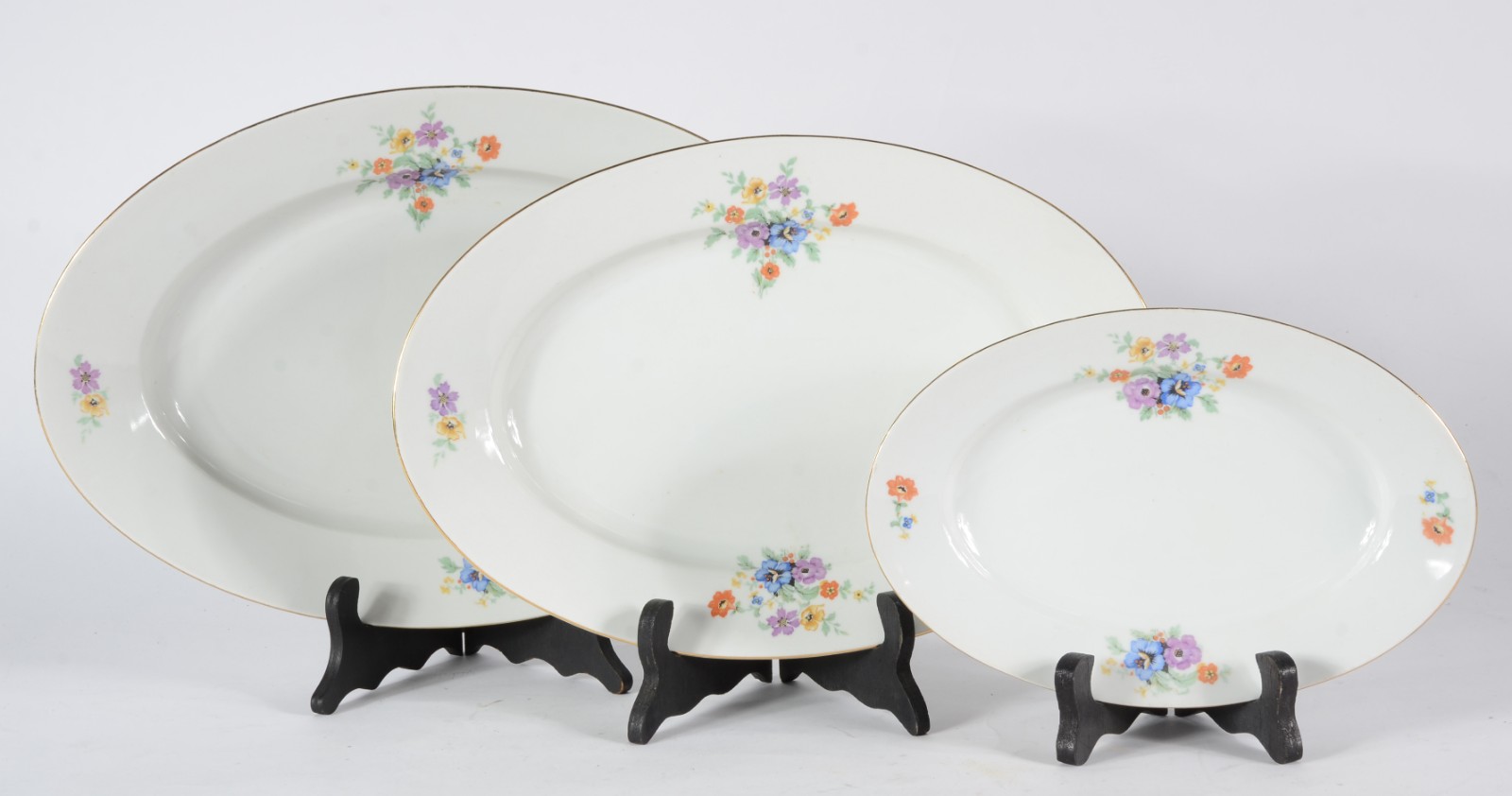 Aparelho de jantar de porcelana tcheca na cor branca com flores em... - foto 2 de 8