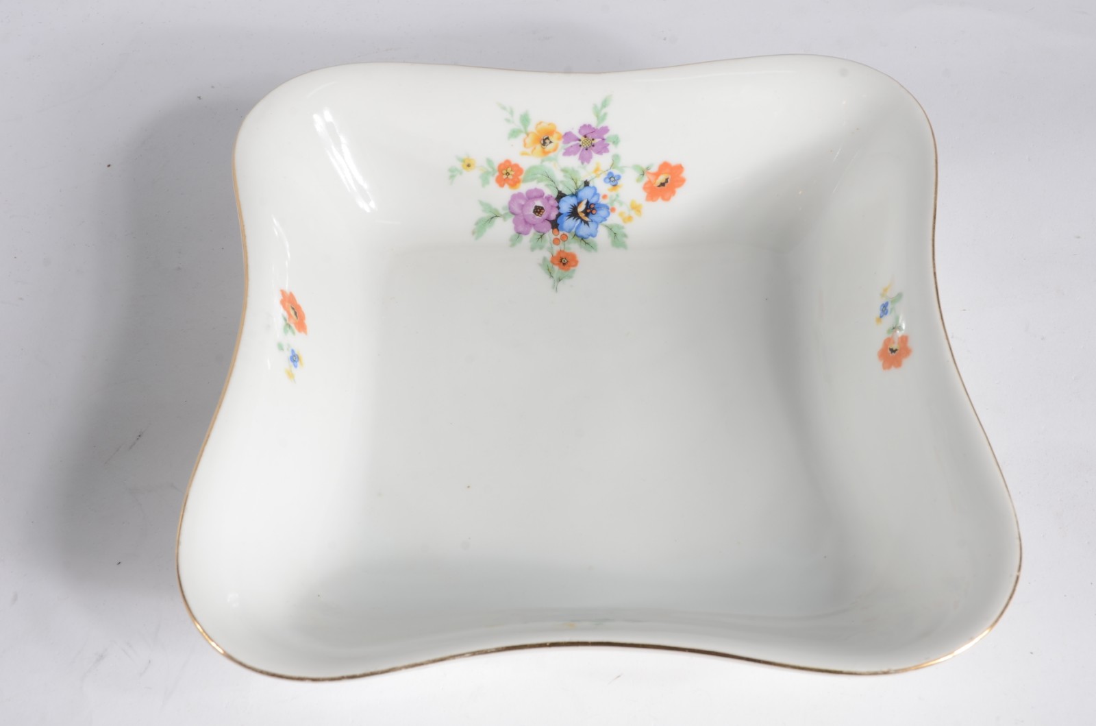 Aparelho de jantar de porcelana tcheca na cor branca com flores em... - foto 4 de 8