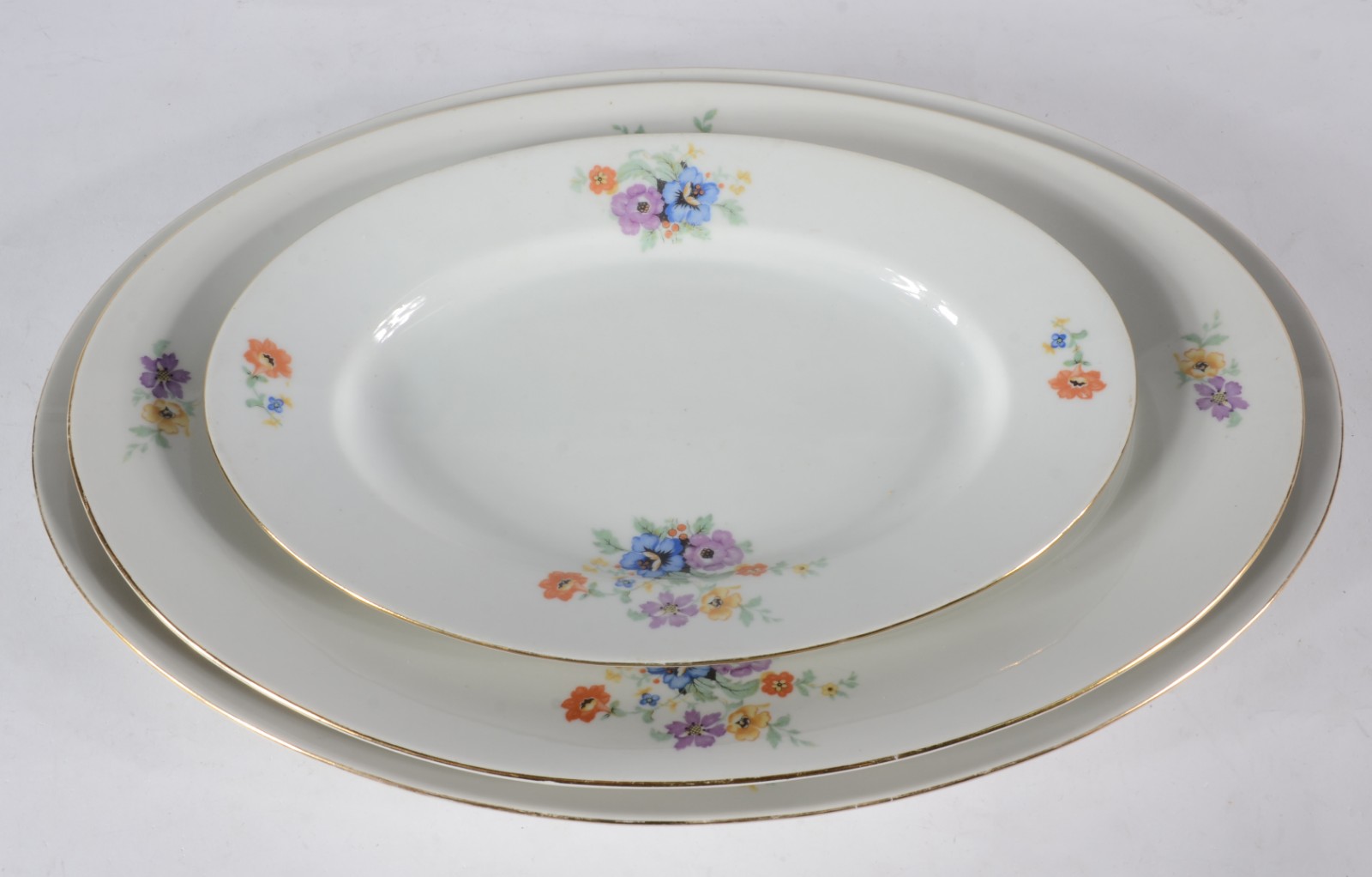 Aparelho de jantar de porcelana tcheca na cor branca com flores em... - foto 5 de 8