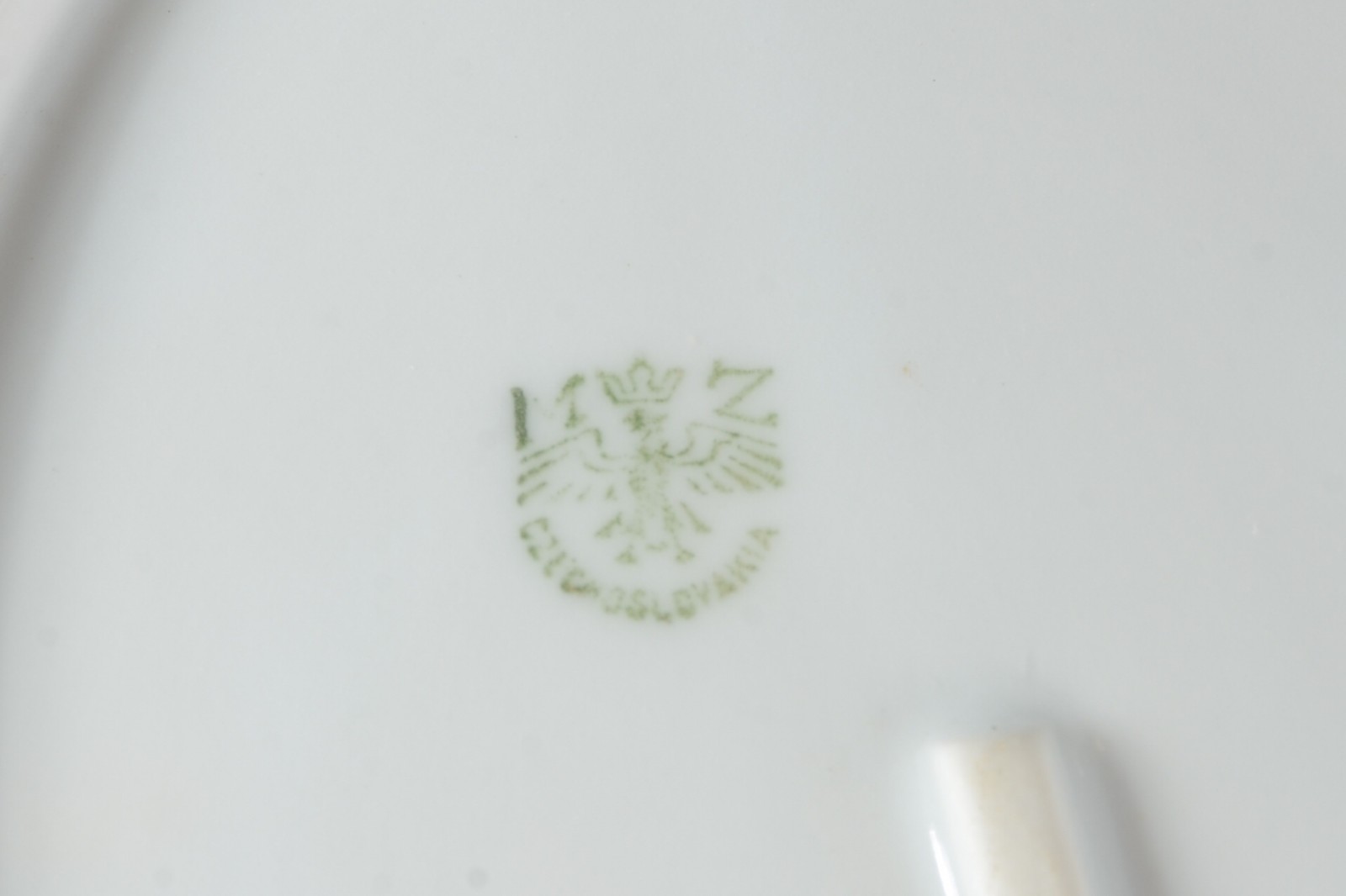 Aparelho de jantar de porcelana tcheca na cor branca com flores em... - foto 7 de 8
