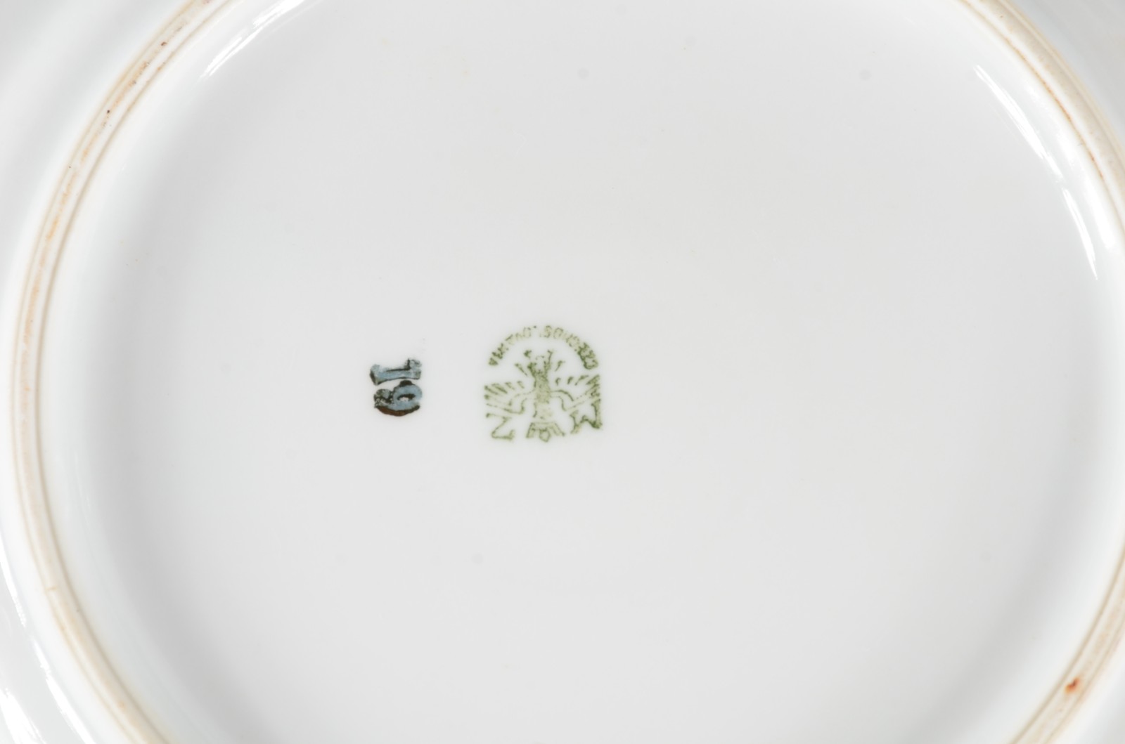 Aparelho de jantar de porcelana tcheca na cor branca com flores em... - foto 8 de 8